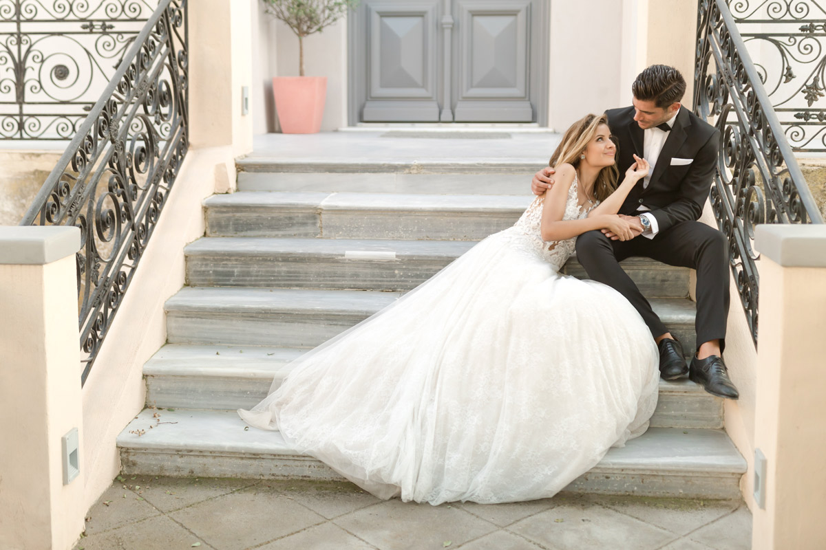 a_silver_crescent_elopement_in_Santorini_pyrgos.jpg
