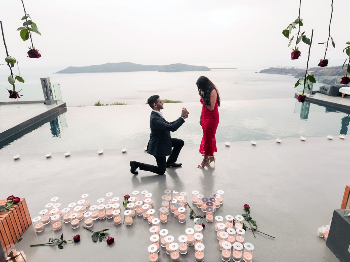 Juliet's balcony exists on Santorini Island