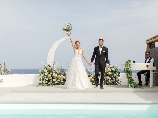 8 Reasons Why Santorini is a Spectacular Wedding Destination